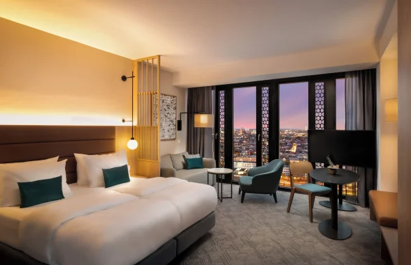Ein Zimmer des luxuriösen Adina Hotels in München – Illustration für Escort München.