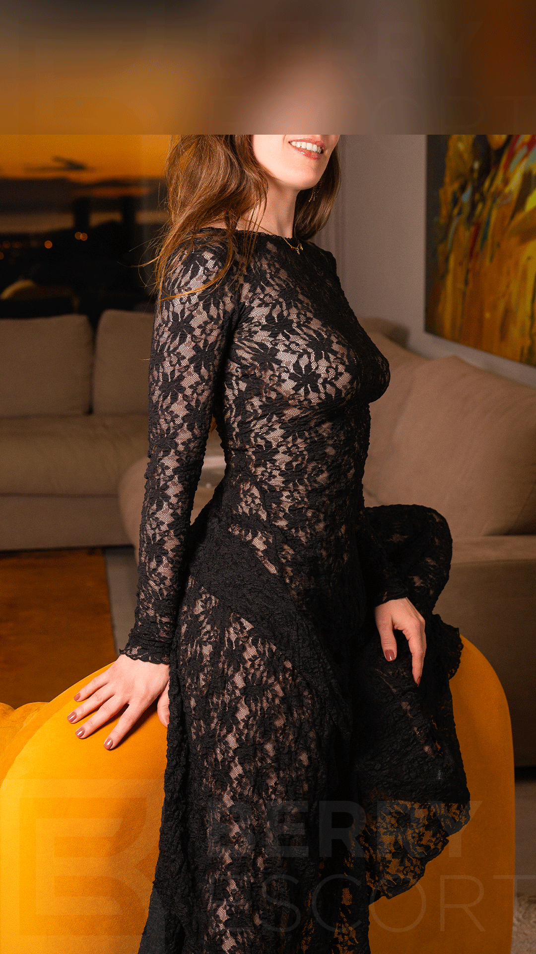 Lea-berry-escort-muenchen-sexy-schwarze-kleid.gif