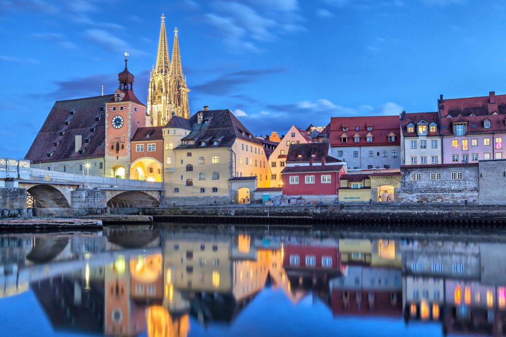 Escort Regensburg - Historische Stadtansicht an der Donau bei Abenddämmerung