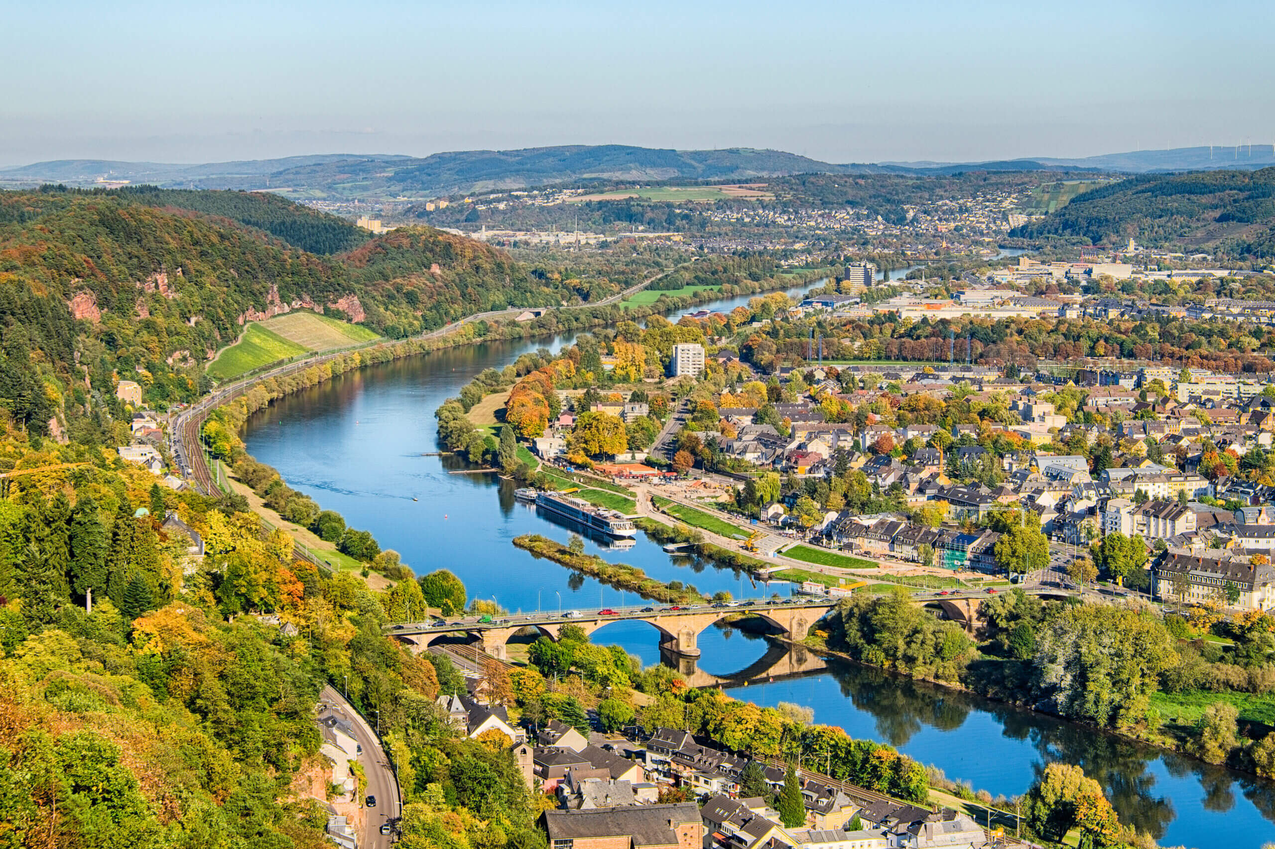 Escort Trier - Vogelperspektive der Flusslandschaft Triers an der Mosel