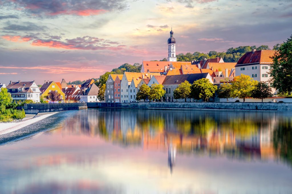Escort Landsberg am Lech - Stadtansicht bei Sonnenuntergang am Flussufer