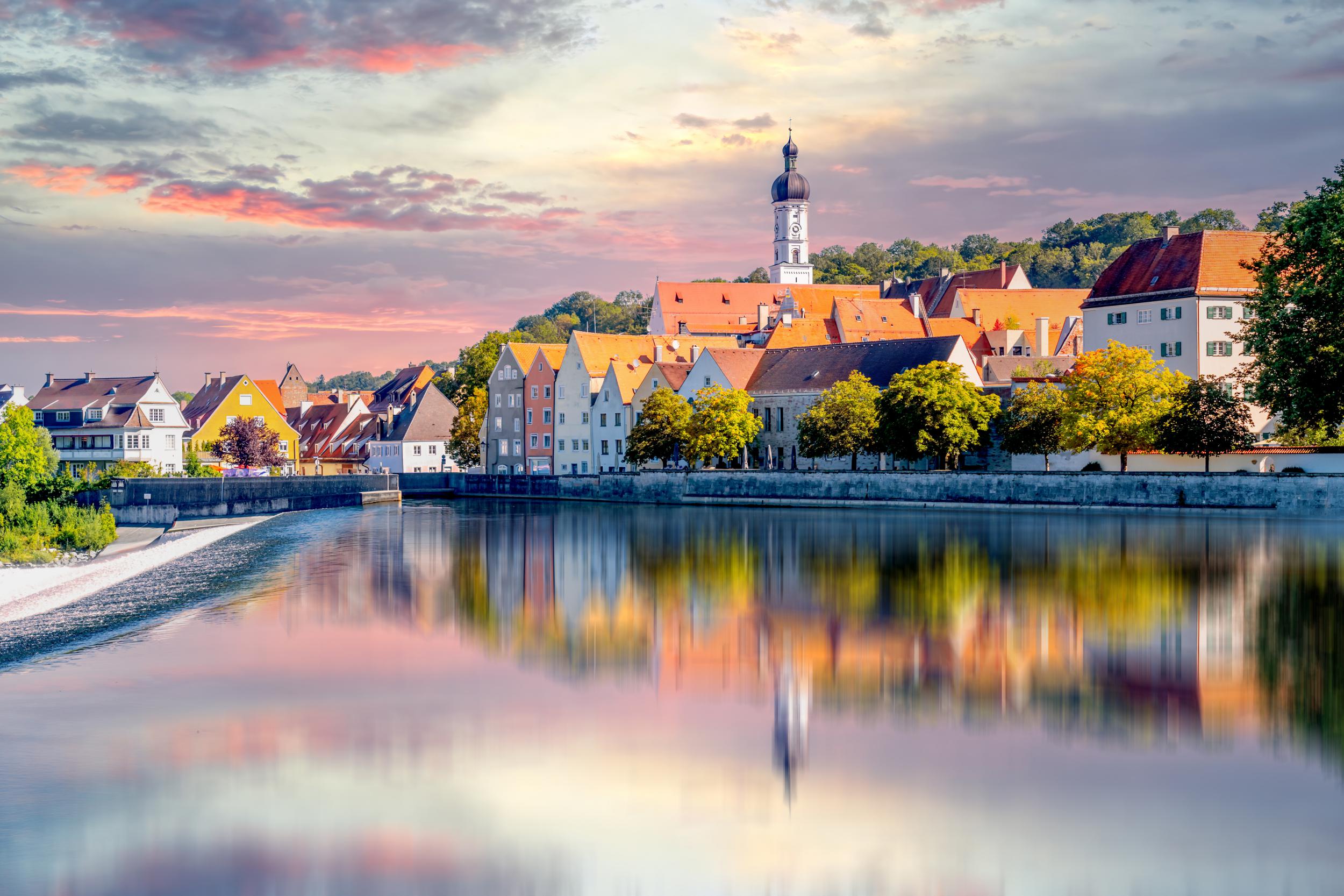 Escort Landsberg am Lech - Stadtansicht bei Sonnenuntergang am Flussufer