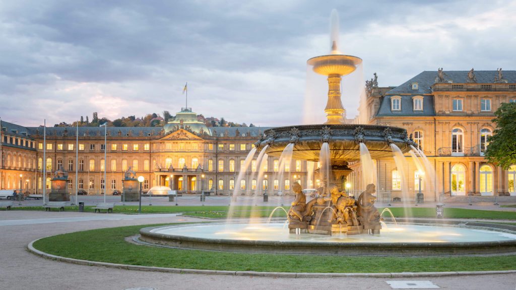 Escort Stuttgart - Beleuchteter Brunnen vor Stuttgarter Schloss bei Abend