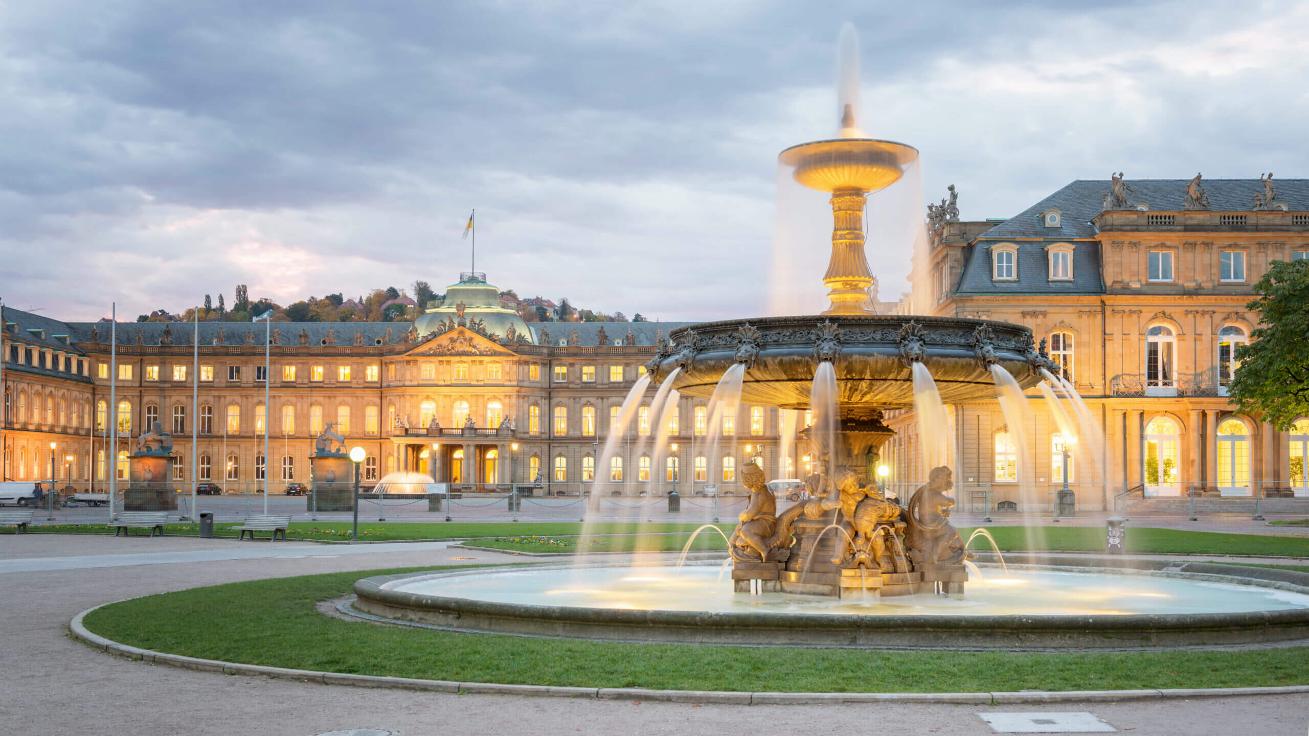 Escort Stuttgart - Beleuchteter Brunnen vor Stuttgarter Schloss bei Abend