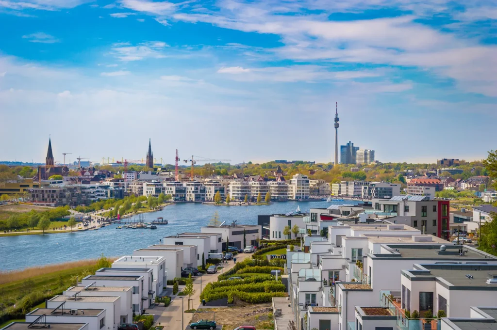 Drohnenaufnahme vom Phönixsee mit Panoramablick über Dortmund als Bild für Escort Dortmund