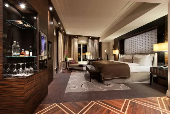 Hochwertig ausgestattetes Schlafzimmer mit Kingsize-Bett und stimmungsvollem Lichtdesign – ideale Umgebung für Escort Frankfurt Begegnungen.