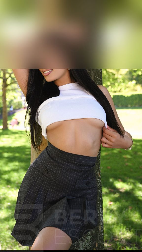 Linda-berry-escort-muenchen-agentur-erotik-studentin-outdoor-1.jpg